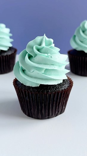 6.3K views · 40 reactions | How to create an “ice cream swirl” with a Wilton 1M piping tip! This cupcake piping design is one of the four swirls I used in my cookbook, Girls Just Wanna Bake Cupcakes, which is out NOW! Click on the link in my profile to order your copy today! #wilton #wiltoncakes #wilton1M #cupcakepiping #buttercreamswirl #cupcakedecorating | Cake Me Home Tonight | Facebook