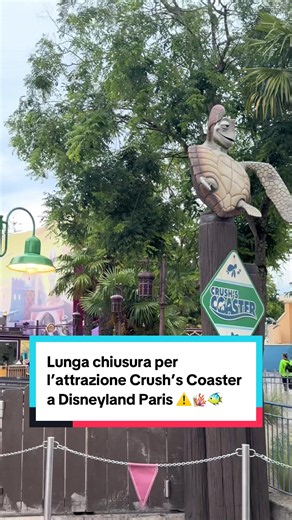Ultima notizia da Disneyland Paris ⚠️🏰 Dal 7 settembre 2026, l’iconica attrazione “Crush’s Coaster” di Disney Adventure World chiuderà temporaneamente per il più importante intervento di rinnovamento tecnico dalla sua apertura nel 2007 🚧 I lavori dureranno fino all’estate 2027 e includeranno la sostituzione di componenti fondamentali, importanti aggiornamenti tecnologici e il restauro di numerosi elementi scenografici ispirati al film Disney Pixar “Alla ricerca di Nemo” 🌊🐠🪸 L’obiettivo? Gar