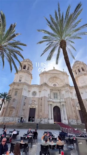 Exploring the charming streets of Cádiz, Spain feels like stepping into a timeless Mediterranean postcard. Surrounded almost entirely by the Atlantic Ocean, this coastal gem in Andalusia blends golden beaches, historic architecture and authentic Spanish culture in one unforgettable travel destination. Known as one of the oldest continuously inhabited cities in Europe, Cádiz offers a unique mix of ancient history and relaxed seaside lifestyle — perfect for your next Spain holiday or summer getawa