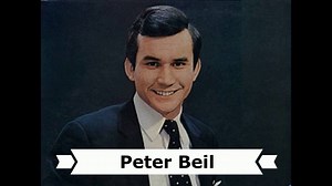 Heute ist der 12. Todestag des deutschen Schlagersängers, Trompeters und Komponisten † Peter Beil (eigentlich Tom Karrasch). Geboren am 9. Juli 1937 in Hamburg und gestorben am 13. April 2007 ebenda. Peter Beil lernte zunächst Textilkaufmann. "Damit beruhigte ich meine Eltern, die wollten, dass ich etwas Anständiges lerne", sagte er einmal. Doch es zog ihn zur Musik. Schließlich studierte er an der Staatlichen Musikhochschule klassische Trompete. Mit einem Studienfreund gründete er die Crazy Com