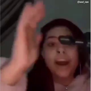 Estaba jugando con una herramienta y de repente se le iluminó el rostro cuando se le vino una idea a la mente.