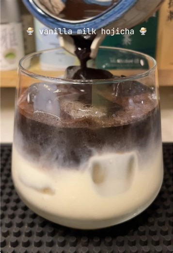 i missed making hojicha! today's bev is a vanilla milk hojicha using nikoru's shinya 🤎 grabe i haven't seen any other hojicha this dark and deep brown! to me it tastes like black sesame, dark cocoa and a roasted coffee. pairing this with vanilla milk made it taste like a black sesame donut! i was able to try this thanks to big sis @satchamatcha_ sending me some samples of her opened tins for me to try last week! thank you so much ate, love you!! super spoiled ang bunso talaga 😹🩷 i recommend t