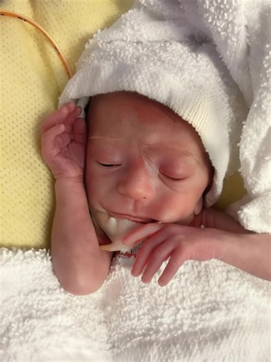 The day my son was born was supposed to be joyful, loud, unforgettable. I imagined laughter, tiny cries, warm blankets, and the beginning of a new chapter. Instead, the delivery room fell into a silence so thick it felt suffocating. Doctors froze, nurses exchanged terrified glances, and I lay there begging for someone—anyone—to speak. My baby made no sound. No cry, no breath I could hear. I sensed something unimaginable had happened, something none of us were ready to face. But what began in ter