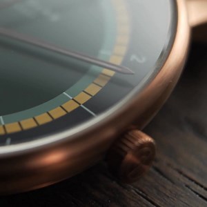 Maritimer Look trifft Abenteuergeist: Die neue Naos Edition Argo Bronze Nachdem die bisherigen Naos Argo Editionen ein voller Erfolg waren, setzen wir Kurs in ein weiteres Abenteuer mit der Naos Edition Argo Bronze – ebenfalls inspiriert vom legendären Schiff der Argonauten und dem antiken Sternbild „Argo Navis“. Die neue Edition verbindet die Ästhetik klassischer Navigationsinstrumente mit klarem Bauhaus-Design und einem hochwertigen Bronzegehäuse. Was macht die neue Uhr aus? ✔️ Farbenfrohes Zi