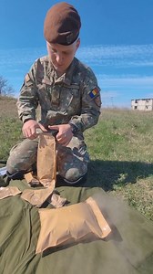MRE Armata României Pauza de masă în poligon? 🍽 Friptură, biscuiți, suc, fructe, totul la pachet în rația de mâncare gata pregătită(MRE) a militarilor români! Efortul la instrucție e mare, dar rația pe 24/h are 5000 calorii! 💪 #MRE #prânz #cina #poligon | Ministerul Apararii Nationale, Romania - www.mapn.ro