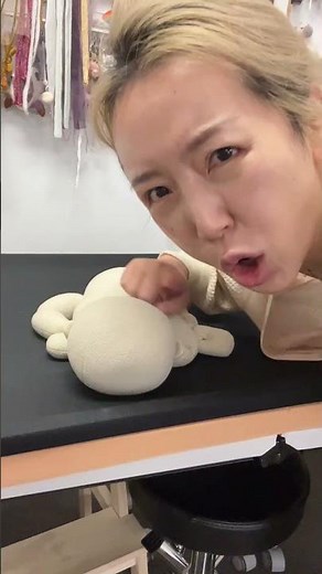 How to correctly and safely take froggy photos for newborn babies.