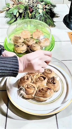 La Pitta ‘mpigliata calabrese, detta anche pitta ‘nchiusa, è un dolce tipico delle festività natalizie. La frutta secca speziata viene avvolta in uno scrigno di pasta aromatizzata al moscato, cannella e chiodi di garofano il tutto addolcito dal miele. Una vera esplosione di sapori! Un dolce molto sano che si mantiene per tantissimo tempo. Ci sono molte varianti di questa ricetta, ogni mamma, nonna, vicina, comare o amica, di ogni borgo, paese o frazione ne ha una diversa e sono tutte buone! Se v