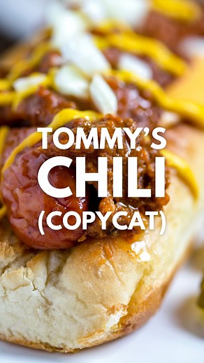A rich, meaty chili with deep, smoky heat, just like the famous Original Tommy’s Chili. Make itonce, and you’ll crave it over and over again. Tommy’s Chili (Copycat) By @keviniscooking 🌶️ Ingredients: – 2 lbs ground beef – 2 tbsp Chili Powder Blend – 2 tbsp flour – 2 tbsp tomato paste – 1 tbsp cumin – 1 tbsp garlic powder – 1 tbsp onion powder – 1 tsp cayenne pepper – 4 cups beef broth – 1 tbsp white vinegar 👨‍🍳Instructions: 1⃣ Brown the beef – Cook ground beef in a large pot until no longer 