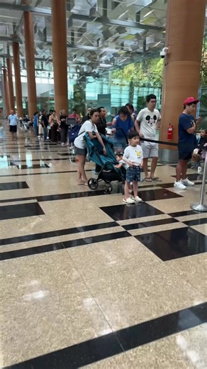 🌟🎄 今年樟宜机场 T3 的圣诞布置真的美到爆表！ 昨天去的时候整个被震撼到～浓浓的迪士尼氛围直接冲上 1000000%！🩵❄️ 📍 必拍点：巨型米奇魔法书 一走进去就看到这本超巨、超精致的米奇魔法书，随便拍都好看。 完全是今年必冲的打卡位！📚✨ ❄️ 飘雪 灯光秀 每天晚上 7:30PM & 8:30PM 周末还有 9:30PM 加场！ 氛围真的超梦幻，像走进冬季迪士尼。 📸 迪士尼邮轮人物见面会（Meet & Greet） 想跟卡通角色拍照的记下来： 下午2点，3点，5点半和6点半，四场 🗓 11.22 / 23 / 29 / 30：爱莎 & 安娜 🗓 12.6 & 7：船长米奇 & 船长米妮 🗓 12.13 & 14：钢铁侠 （角色会依日期变动，记得去前再确认！） 🎡 楼下还有樟宜游乐园 T3 最近真的太多新东西可以玩了！ 小孩放电、大人拍照、情侣约会都很适合。 🛫 给要来新加坡的旅人们一个小建议： 排一天把 Jewel 樟宜机场 T3 逛起来， 完全能拍到旅行感拉满的照片！📸✨ 真的会让你觉得“这是机场？还是主题乐园？😂” #changiairport