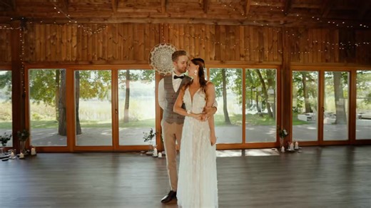 The bestselling choreography “Ordinary” is back – this time to the wedding version of the song! 💖 How do you like it? 😍 This is a slightly modified version of the original choreography. We’ve added waltz steps, and the song features a unique bridge – a climactic moment that will fill your first dance with magic and emotion. ✨ Get ready step by step, stress-free, and at your own pace – wherever you are, thanks to our online courses! 💃🕺 ➡️PREMIERE on Friday 🇪🇺 17:00 CET / 🇺🇸 10:00 CT: http