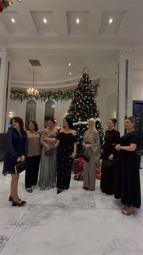 Münəvvər Mustafazadə on Instagram: "Premium komandası olaraq 2025-ci ildə bizə güvənən, bizimlə olan hər kəsə təşəkkür edirik! Bu il də sizin dəstəyinizlə çox gözəl işlərə imza atdıq. 2026-da birlikdə daha güclü, daha yaradıcı və daha uğurlu olmağı arzulayırıq. Yeni il hər birinizə sağlamlıq, sevinc və bol enerji gətirsin! 💫✨ @premium____wedding @premium__beauty_salon Geyim @voguecollection_baku Aksesuar @allure__art_ Reels @fidaanivareels"