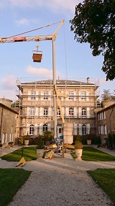 Le bonheur et la satisfaction de contribuer à la sauvegarde d’une petite miette de patrimoine… Cette semaine la pluie est venue ralentir un peu le chantier de rénovation de la toiture du château mais l’étanchéité avait heureusement déjà été faite. C’est donc en intérieur que nous poursuivons nos travaux ces jours ci, avec la préparation du sol de l’une de nos salles de réception que nous allons prochainement carreler avec de magnifiques tomettes… on vous montrera tout ça! Silvere et Franck 🎥 Im