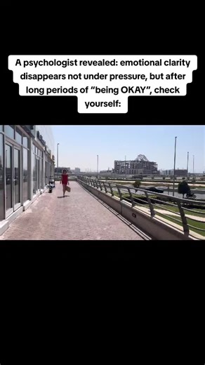 1. Therapists see this pattern constantly: people don’t lose clarity in crises — they lose it in long stretches of “nothing is wrong.” No fights, no breakdowns, no sharp pain. Just functioning. One client said: “I’m not unhappy, I’m just… blank.” The brain interprets prolonged emotional neutrality as a signal to downshift awareness. You stop checking in with yourself because there’s no emergency demanding attention. 2. Neurologically, this is a slow numbing, not peace. When emotions are neither 