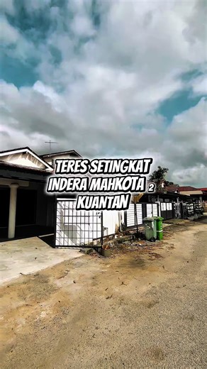 Rumah ni sape tak grab memang rugi!! Serious. 🤜🤛𝐑𝐄𝐅𝐔𝐑𝐁𝐈𝐒𝐇𝐄𝐃 𝐔𝐍𝐈𝐓🤜🤛 𝐓𝐄𝐑𝐄𝐒 𝐒𝐄𝐓𝐈𝐍𝐆𝐊𝐀𝐓 𝐈𝐍𝐃𝐄𝐑𝐀 𝐌𝐀𝐇𝐊𝐎𝐓𝐀 𝟐, 𝐊𝐔𝐀𝐍𝐓𝐀𝐍 𝐏𝐑𝐈𝐂𝐄 : 𝐑𝐌 𝟐𝟖𝟓,𝟎𝟎𝟎 𝐌𝐀𝐑𝐊𝐄𝐓 𝐕𝐀𝐋𝐔𝐄 : 𝐑𝐌 𝟑𝟎𝟎,𝟎𝟎𝟎 𝐃𝐄𝐓𝐀𝐈𝐋 : ✅ Single Storey ✅ 3 Bedrooms 2 Bathrooms ✅ Leasehold (Exp 2089) ✅ Bumi Lot ✅ Land Size 1324 sqft ✅ Porch ✅ Tiles and SPC Vinyl ✅ Table Top ✅ Individual Title Unit macam ni jarang ada sebab kawasan IM2 ni bukan yg pack area tu. Sesuai untuk rumah