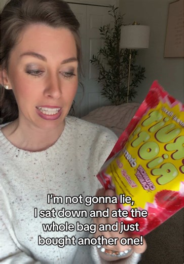 Fruit candy = my new favorite snack! Have you tried these out yet? 🍒🥤🤤