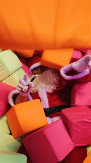 Loop Park | Parque de Trampolim on Instagram: "🎅✨ No dia 21, o Natal pulou mais alto por aqui. O Loop Park se encheu de sorrisos, energia e aquele clima especial que só essa época do ano traz. Teve Papai Noel, teve alegria, teve criança se divertindo como tem que ser: brincando, pulando e vivendo o momento. Porque no Loop, o Natal também é movimento, diversão e memórias que ficam 🤍🎄"