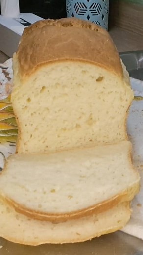 Vamos fazer um pão de forma sem trigo e sem leite enorme e delicioso! 😋🍞 Um pão delicioso, enorme, com aquele sabor caseiro e ainda sem glúten e sem lactose!! Ingredientes Mix de farinhas: 200 g de farinha de arroz 120 g de polvilho doce 80 g de fécula de batata 6g de goma xantana 1 colher de chá (5 g) de sal Fermentação e líquidos: 8 g de fermento biológico seco (ou 25 g do fresco) 2 colheres e ½ sopa (30 g) de açúcar 2 ovos grandes (100 g) 40 ml de óleo vegetal (ou azeite suave) 320 ml de ág
