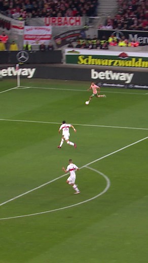 😱 Un tacle #Superman complètement fou ! #football #bundesliga #skills | beIN SPORTS France