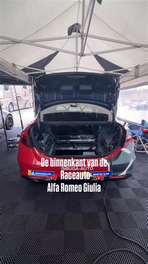 van m’n Alfa Romeo Giulia! Van buiten pure klasse, van binnen: race chaos met een doel 😎🔥 🎥 In deze video start ik aan de achterkant, maar geloof me — het echte spektakel zit binnenin. Geen luxe zetels of make-upspiegeltje hier 😉 Wel: 🔸 De transponder, waar we onze driver ID moeten doorgeven 🆔 🔸 De drinkbutton 💧 (het drinksysteem gebruiken we alleen tijdens de 24-urenraces, niet dit weekend 😉) 🔸 De start/stop-knop 🏁 die letterlijk het verschil maakt tussen stilte en pure adrenaline El