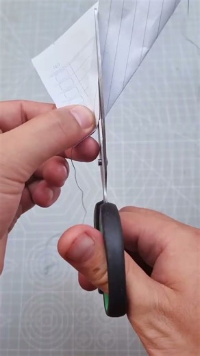 Easy way to thread a needle #tips #smarttips #ideas #lifehacks