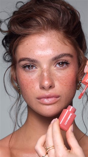 Shari Kramer | Makeup Artist on Instagram: "Don't blink or you'll miss it! 🍑 Such a quick and easy eye makeup - would you try it? #makeup + hair by me @shari.mua video/edit @phillipcarter1 model @avagreaux assistant @yasminbmakeup"