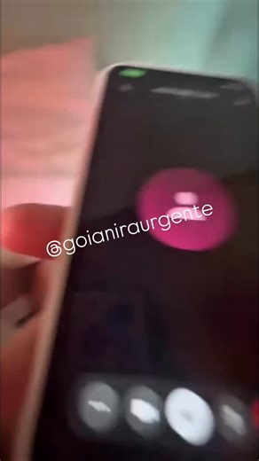 Goianira Urgente on Instagram: "Golpe da facção Um morador de Goianira que trabalha como motorista de aplicativo, nos repassou este vídeo, onde ele registrou o momento que uma pessoa , que se dizia faccionada teria mandado alguns integrantes da facção , para invadir a sua casa. Segundo o relado do homem que recebeu a ligação , a alegação é que ele estaria entregando os pontos de droga da facção . O motorista que não estava em casa no momento, pediu uma foto da porta de sua casa, porém mandaram a