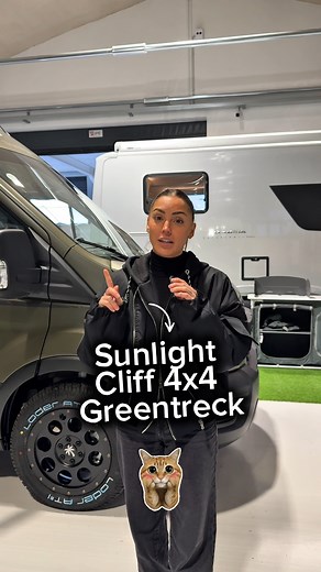 🌲 Sunlight Cliff 4x4 GreenTrek: prima di innamorartene, ecco cosa devi davvero sapere! 👉 Con i suoi 5,98 m, è un van compatto e agile, ma con quello spazio in più che fa davvero la differenza nei viaggi lunghi. 👉 È omologato per 4 persone e offre 3 posti letto, con un ampio matrimoniale posteriore comodo e ben sfruttabile. 👉 La versione GreenTrek si riconosce subito: colore verde oliva, pneumatici off-road e una dotazione pensata per portarti davvero ovunque. 👉 Ed è un mezzo utilizzabile tu