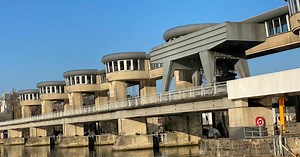 Une porte en panne à l’écluse d’Andenne, six péniches sont à l’arrêt, les travaux de réparation vont prendre plus d’un mois