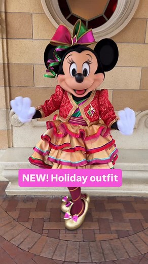 NEW Minnie’s Holiday outfit at Disneyland! 💚❤️ #DisneyParks #Disneyland #DisneylandResort #Disney #DisneyHolidays #DisneylandHolidays #DisneyChristmas #DisneylandChristmas #HappiestPlaceOnEarth #Disneyland70 @DisneyParks @Disneyland | Findingdenny