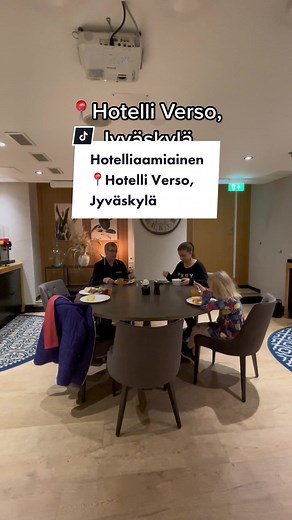 Mainos Hotelli Verso. Onko tässä Jyväskylän suosituin aamiainen? Ainakin tämä oli todella hyvä ja laadukas, ja taisinpa tämän bongata jostain Suomen parhaiden aamiaisten listauksestakin. Kannattaa poiketa, jos olet Jyväskylän suunnalla, tai jää vaikka yöksi asti! #hotelliverso #jyväskylä #kotimaanmatkailu #hotelli #aamiainen