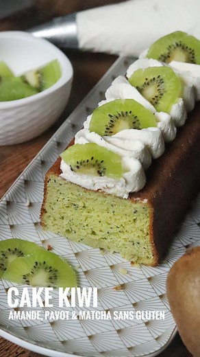 Flora, féeseuse de recettes ✨ on Instagram: "Cake au kiwi sans gluten (amande, pavot, matcha et chantilly mascarpone vanille)🥝 J’ai décidé de mettre mon cake sans gluten au kiwi sur son 31 😍. On a aussi de l’amande, du pavot pour accentuer le côté « grains de kiwi », de la vanille et une touche de matcha pour le vert du kiwi. Le kiwi sur le gâteau (🙄) c’est que le matcha fonctionne à merveille avec le tout. Il est subtil et ne prend pas le dessus. On a un cake moelleux et parfumé, avec une dé