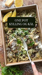 Kylling one pot med ris, spisskål og sjampinjonger🍄‍🟫 En enkel hverdagsmiddag hvor alt går i samme form = lite oppvask🫶🏼 3 dl basmati eller jasminris 1 gul løk, finhakket 6.5 dl kraft 1 dl kremfløte 1 ts salt 1 ts timian 150 g sjampinjong Ca 300 g spisskål finsnittet Ca 500 g kylling lårfilet 1 neve revet parmesan 1 goood skvis sitron litt olivenolje Rør sammen ris, hakket løk, salt, timian, kraft og kremfløte i en ildfast form. Ha i skivede sjampinjonger og finsnittet spisskål. Legg over ky