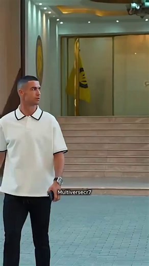 Cristiano Ronaldo a offert une Lamborghini toute neuve à son coiffeur qui lui est fidèle depuis 15 ans ❤️« Mon coiffeur me coupe les cheveux depuis 15 ans. Toujours le même prix : 50 €. Il n’a jamais demandé plus, même quand je suis devenu célèbre. » « La semaine dernière, je suis allé chez lui pour une coupe. Il m’a dit que sa voiture était tombée en panne et qu’il prenait le bus pour venir travailler maintenant. Je n’ai rien dit. J’ai juste hoché la tête et j’y ai réfléchi. » « Le lendemain, j