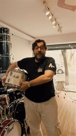 🔥 PEARL SESSION STUDIO SELECT – NICOTINE WHITE MARINE 🔥 Presença, definição e aquele timbre encorpado que só a Session entrega. Essa caixa está disponível agora na Casa dos Bateristas, pronta pra elevar seu som no palco e no estúdio. 🥁✨ E no final do vídeo, você ainda confere um teste de som exclusivo com o grande baterista Celso de Almeida mostrando todo o potencial desse instrumento! Vem sentir de perto esse acabamento absurdo! | Casa Dos Bateristas