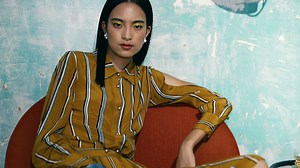 | 時髦而優雅 - Klasse14 Miss Volare 全新款式 | 購買連結：https://goo.gl/Af74y3 MISS VOLARE 系列融合了柔和的奶油色和大地色，籠罩上如沙漠的神秘色彩。你幾乎能感受到沙漠風光炙熱的溫暖，深藍紫色的地平線下飛揚的塵埃。這季採用麂皮錶帶，亞光質地特別時髦和優雅。 #Klasse14 #Klasse14hk THE UNIT STORE 店鋪地址及電話： 銅鑼灣希慎廣場 10 樓誠品 L1009 號鋪 ----- 3419 6777 | The Unit Store