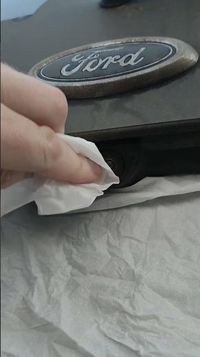 How to clean the rear view camera on the back of your car