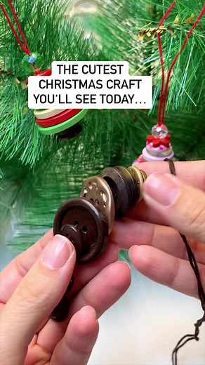 Are you the one with the huge button collection who never knew what to do with it? Here’s your time to shine 🎄🍄 #christmasdecorations #christmas #christmascraft #buttons #kidscraft #craftidea #easycrafts #christmastreedecorating #christmasornaments | Raspberry.stitches