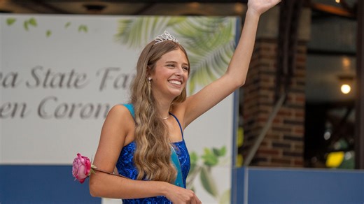 Watch Riah Schrage of Grundy County win 2025 Iowa State Fair queen