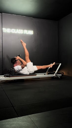 Layer up for creativity & challenge in this assisted curl up exercise! #pilates #pilatesinstructor #pilatesinspiration #pilatesinstructors #pilatesteacher