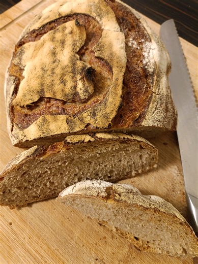 ✨ Sauerteigbrot mit meinem Bruder ✨ (ja, so heißt mein Starter 🤍) Kruste etwas zu dunkel geraten – innen trotzdem mega saftig 🥖🤎 Fehler lag ganz klar bei mir: Brot nach dem Backen nicht direkt aus dem Topf genommen🙈 📝 Rezept • 400 g Weizenmehl Type 550 • 200 g Roggenmehl Type 1150 • 330 ml lauwarmes Wasser • 90 g Sauerteig-Starter (aka mein Bruder) • 10–15 g Salz nach Geschmack 👩‍🍳 Zubereitung • Teig geknetet • über ca. 6 Stunden bei Raumtemperatur geführt • zwischendurch Coil Folds & Str
