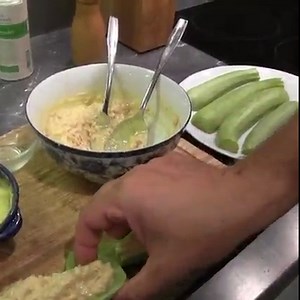 Courgette au thon mayonnaise courgettes thon nature échalotes huile moutarde œuf poivre Découvrez une délicieuse recette qui met en valeur les saveurs de la courgette, du thon et de la mayonnaise : les courgettes au thon mayonnaise. Cette préparation simple et savoureuse est parfaite pour une entrée légère ou en accompagnement lors d'un repas estival. Pour réaliser cette recette, commencez par laver soigneusement les courgettes et coupez les extrémités. Ensuite, faites cuire les courgettes à la 