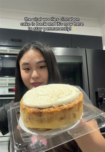 viral woolies cinnabon cake is back & here to stay 😈 #woolies #viralfood #cinnabon #cinnamonroll #woolworths