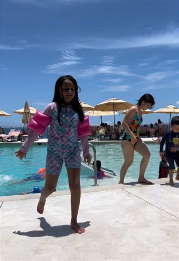 Cuida a la niña en la alberca: Diversión y cuidado