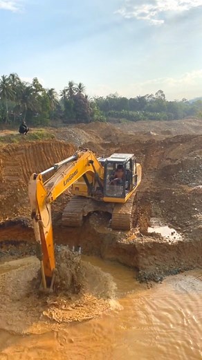 The best excavator operator in Liugong... How an excavator operator extracts gold material from a watery mine shaft... #thebest #The #excavator #opportunity #operator #Liugong #How #Extraordinary #material #minerals #gold #oro #mining #workout #from #water #Shaft #tips #trend #fb | Nopelindo Karnopa Railis