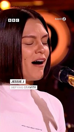‪@jessiejofficial‬'s defying gravity! 💚 🩷 #R2PianoRoom #JessieJ #Wicked #DefyingGravity