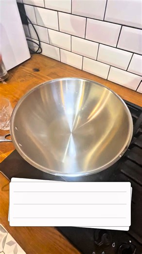 👉 Cuisson en inox : l’erreur que presque tout le monde fait Pour que les aliments n’attachent pas dans une poêle en inox, il y a une règle essentielle : 👉 l’inox doit atteindre environ 160 °C avant d’ajouter les aliments. Si tu mets les aliments trop tôt, ça colle. Si la température est correcte, l’inox devient naturellement anti-adhésif. 👉 Bien utiliser l’inox, c’est mieux cuire et mieux préserver sa santé. 💬 Tu cuisines déjà avec de l’inox ? 📌 Enregistre ce réel pour ne plus te tromper #i