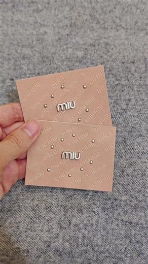 Hi everyone! ✨ We provide custom clothing labels & accessories. Custom orders available: ▶️ Hangtags ▶️ Woven & satin labels ▶️ Leather patches & labels ▶️ Bag charms ▶️ Barcode labels Bulk order discount & FREE design service! Show your brand with quality labels from Jiancai Clothing! 💼 #TikTok #viral #JiancaiClothing #hangtags #leatherlabels