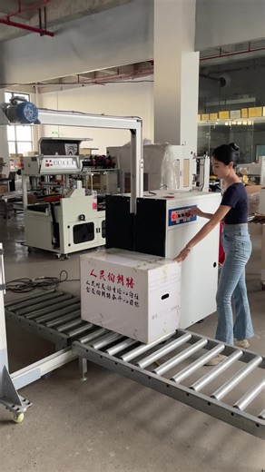 Lebih banyak waktu untuk mengemas setiap hari? Mesin pengemasan yang efisien ini membantu Anda menghemat tenaga kerja, meningkatkan kecepatan, dan menjalankan operasi yang stabil untuk membuat produksi lebih lancar. #AutomatedPackingSolution #PackingMachineIndonesia #HighSpeedPackingSystem #IndustrialPackingMachineSupplier #CostEffectivePackagingEquipment