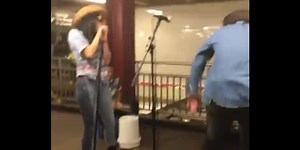 Miley Cyrus et Jimmy Fallon chantent "Jolene" dans le métro.