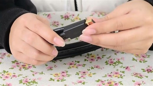 绿联DP线，卡扣设计稳固，连接稳定不松动，传输更流畅。